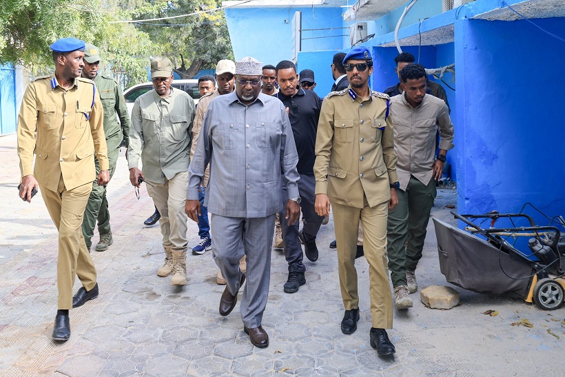 Aadan Madoobe oo kormeeray saldhigga.jpg
